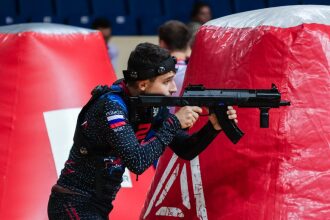 Боец LASERWAR в прицеле, готов к виртуальной дуэли.